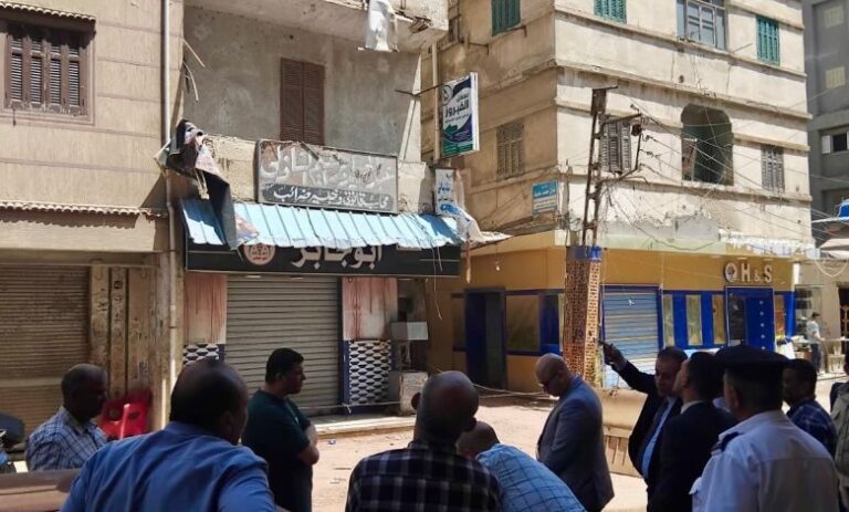النيابة الإدارية تجري معاينة لإنهيار عقار مطوبس